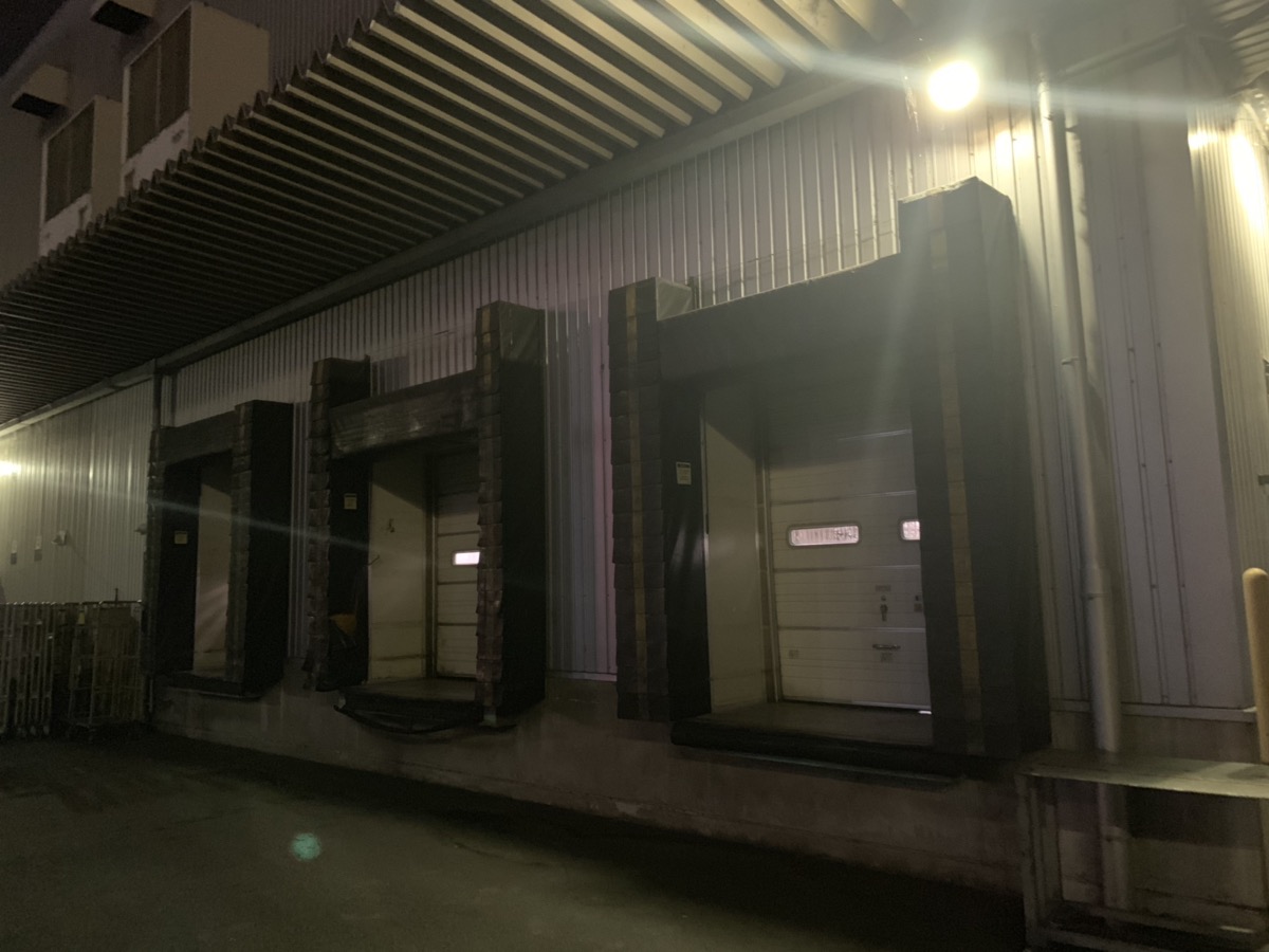 株式会社低温の夜間の外観