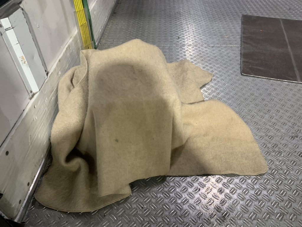 冷凍配送車両には毛布を積んでおり、外気温の影響を受けないようにしてます