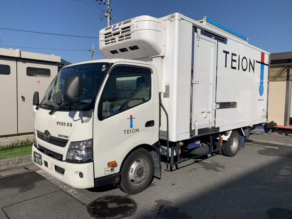 ルート配送をしている冷凍冷蔵トラック