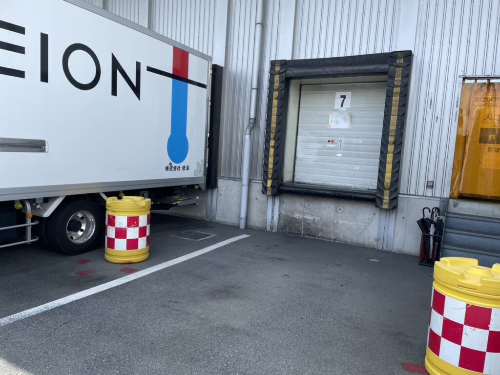 積み込み時もトラック後方をバースに接車させて、冷機漏れを防ぎます。 