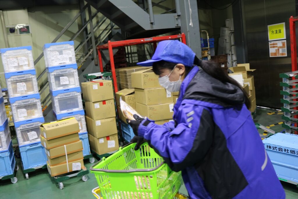 注文された必要数量を在庫スペースから抜き取る